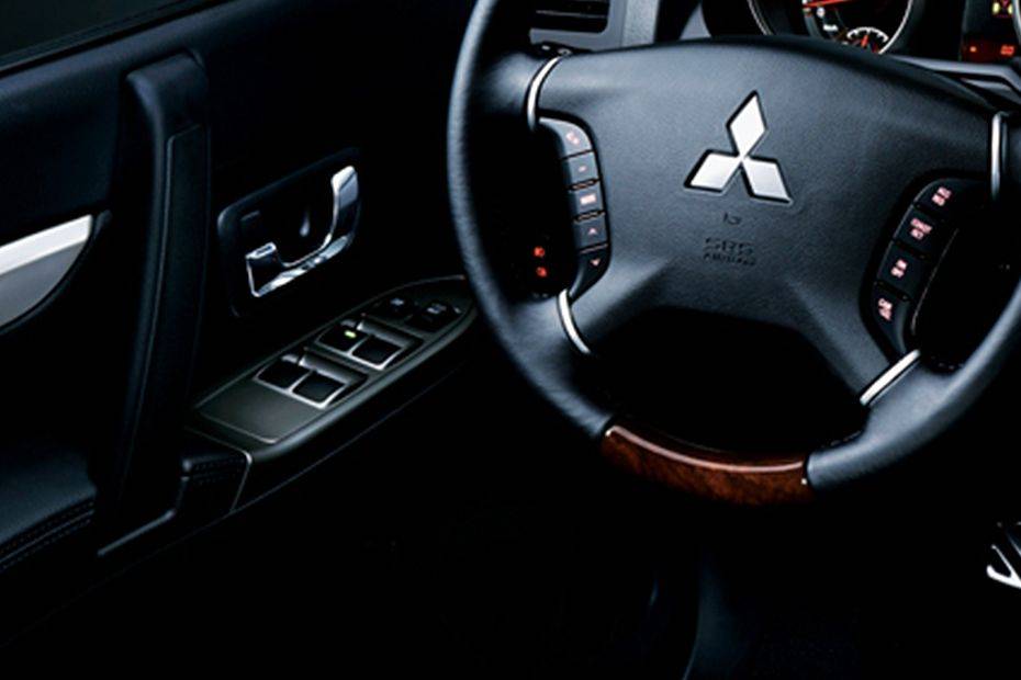 ميتسوبيشي Pajero Drivers Side In Side Door Controls ميتسوبيشي Pajero Drivers Side In Side Door Controls