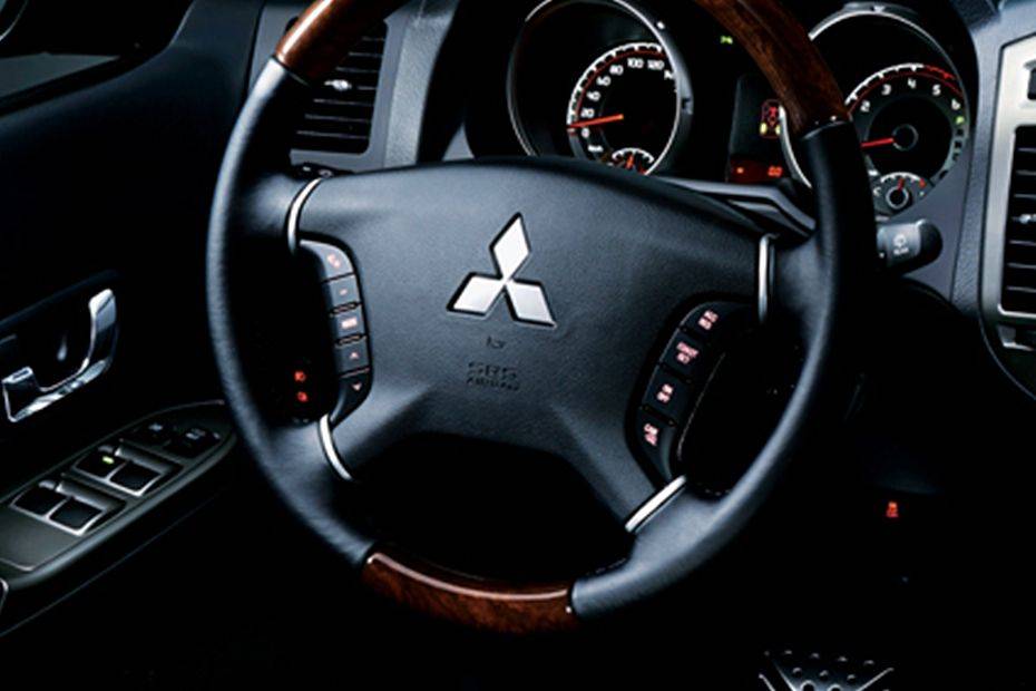 ميتسوبيشي Pajero Multi Function Steering ميتسوبيشي Pajero Multi Function Steering