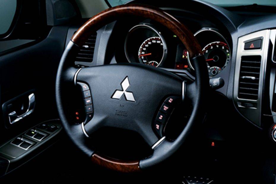 ميتسوبيشي Pajero Steering Wheel ميتسوبيشي Pajero Steering Wheel