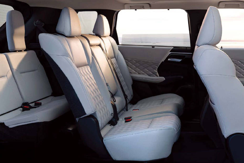 ميتسوبيشي اوتلاندر Front And Rear Seats Together ميتسوبيشي اوتلاندر Front And Rear Seats Together