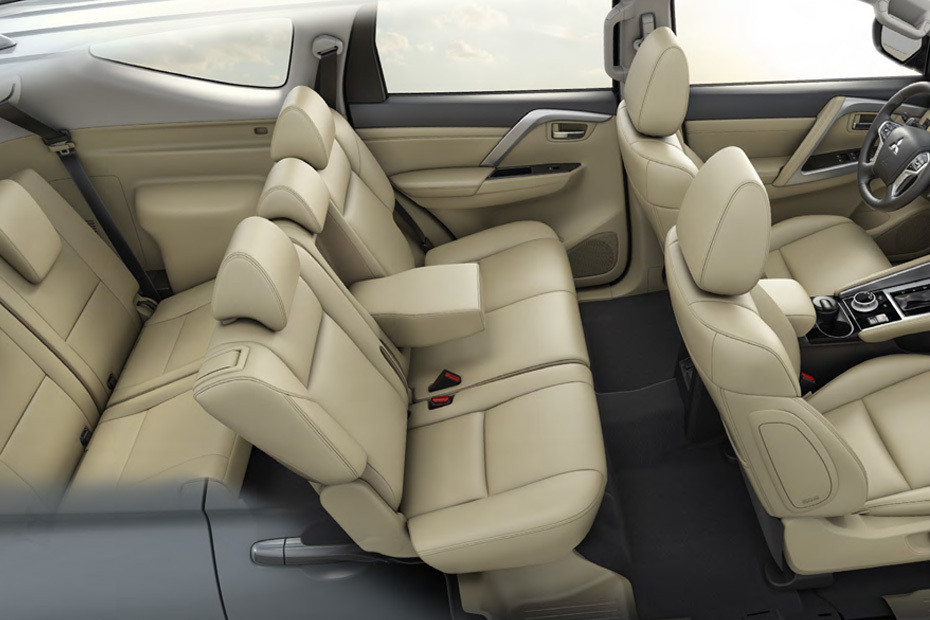ميتسوبيشي مونتيرو سبورت Front And Rear Seats Together ميتسوبيشي مونتيرو سبورت Front And Rear Seats Together