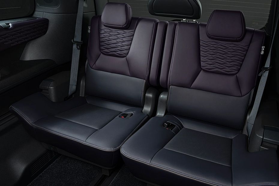 نيسان إلجراند Rear Seats