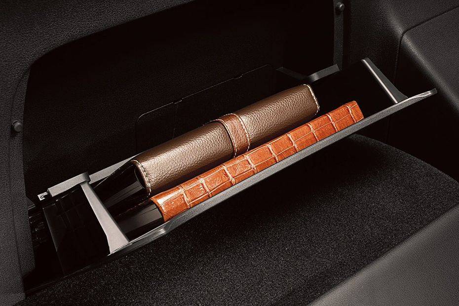 نيسان 370Z Coupe Glove Box Open نيسان 370Z Coupe Glove Box Open