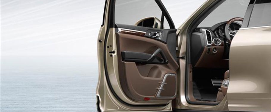 بورش Cayenne Turbo Inside Of Drivers Side Open Door بورش Cayenne Turbo Inside Of Drivers Side Open Door