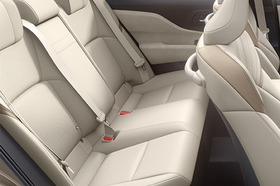 تويوتا Crown Hybrid (2023-2024) Rear Seats تويوتا Crown Hybrid (2023-2024) Rear Seats