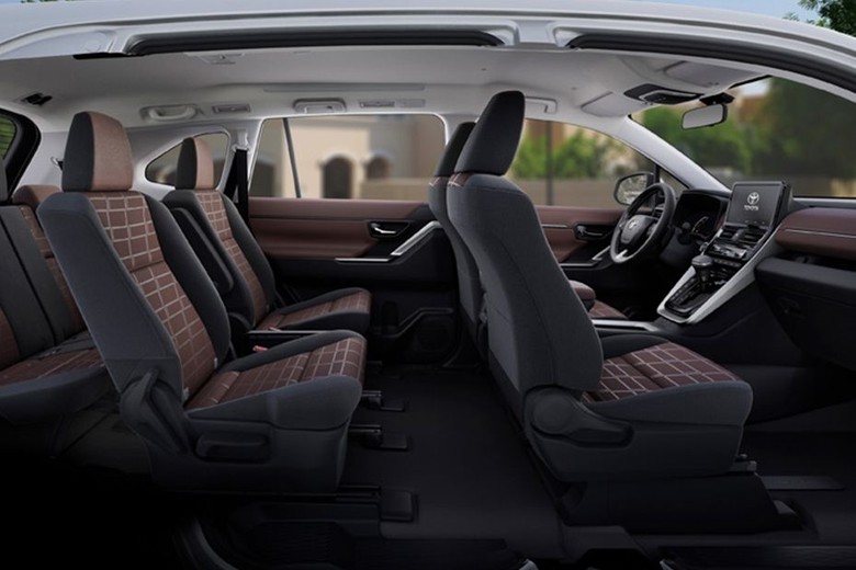 Toyota Innova Front And Rear Seats Together