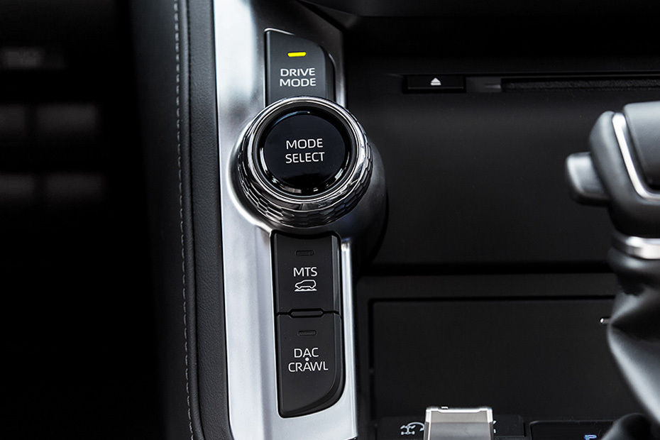 Center Controls of تويوتا لاند كروزر HEV ماكس