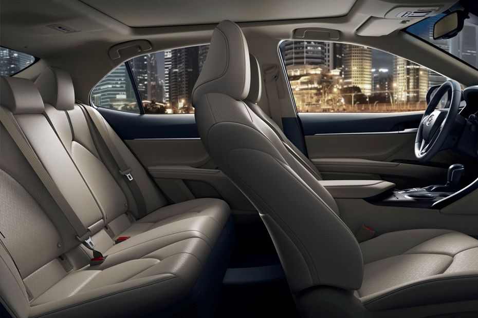 تويوتا Camry HEV Rd Row Seat