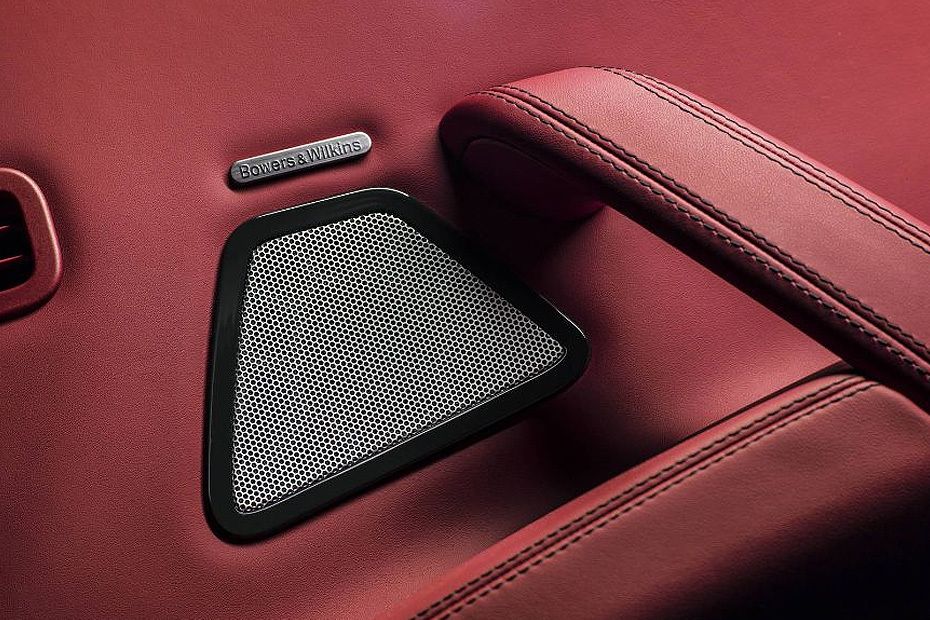 Speakers View of Maserati Quattroporte Speakers View of Maserati Quattroporte
