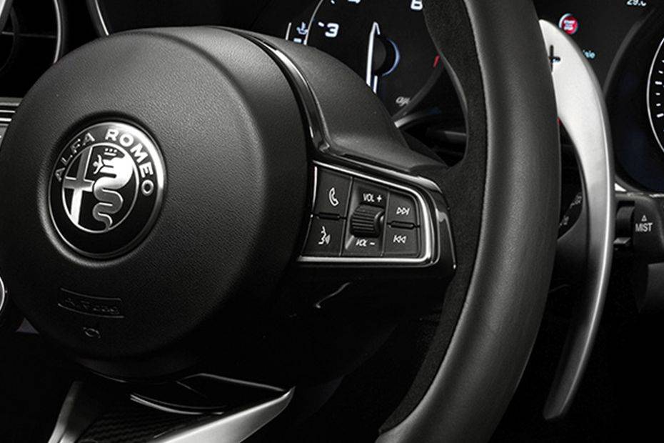 ألفا روميو ستلفيو كوادريفوليو Multi Function Steering ألفا روميو ستلفيو كوادريفوليو Multi Function Steering