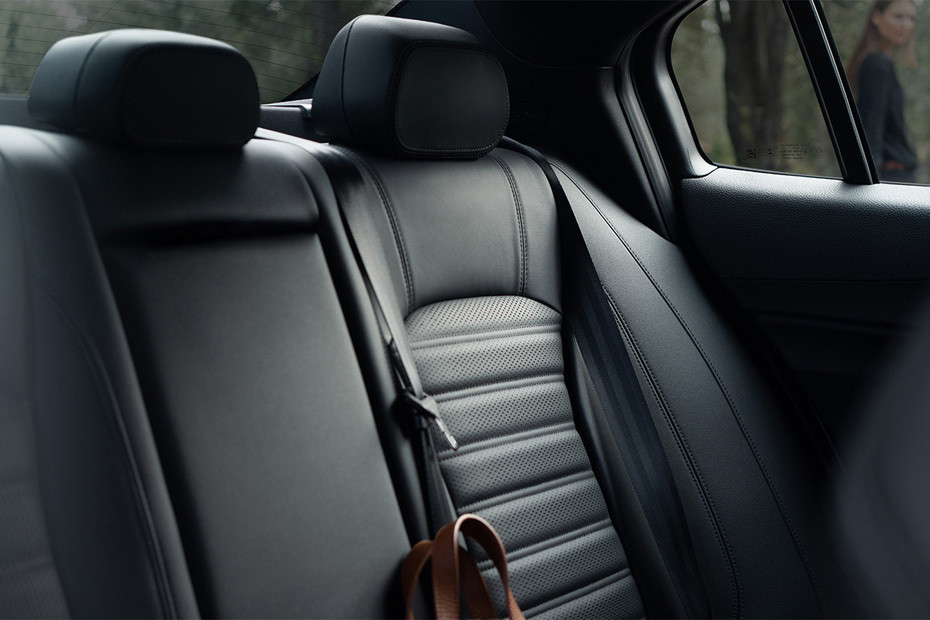 ألفا روميو ستلفيو Rear Seats ألفا روميو ستلفيو Rear Seats