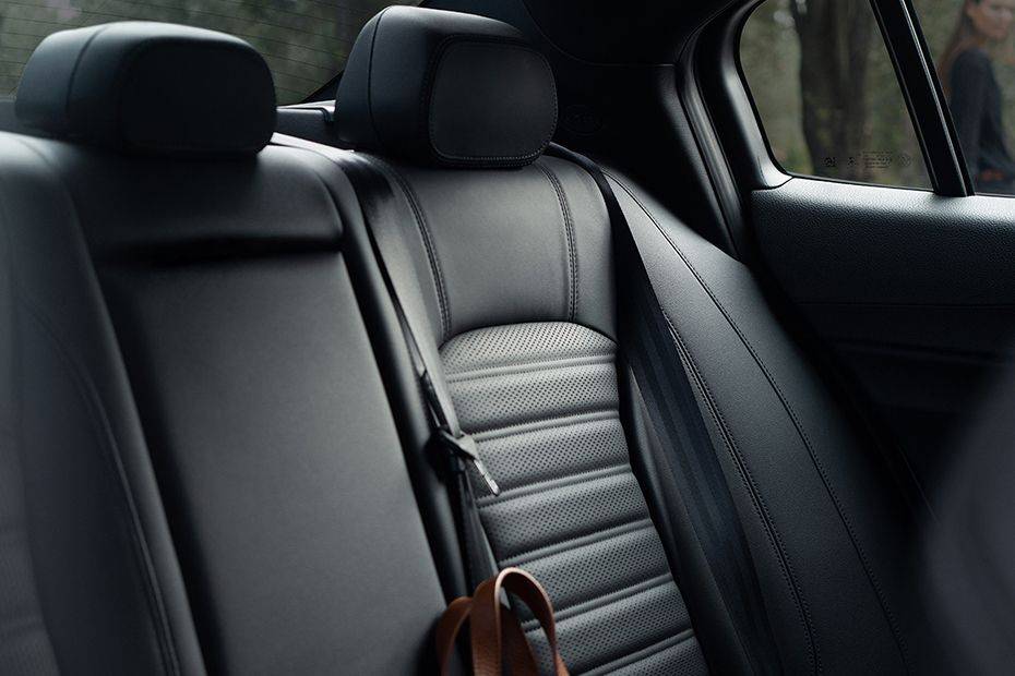 ألفا روميو ستلفيو Rear Seats ألفا روميو ستلفيو Rear Seats