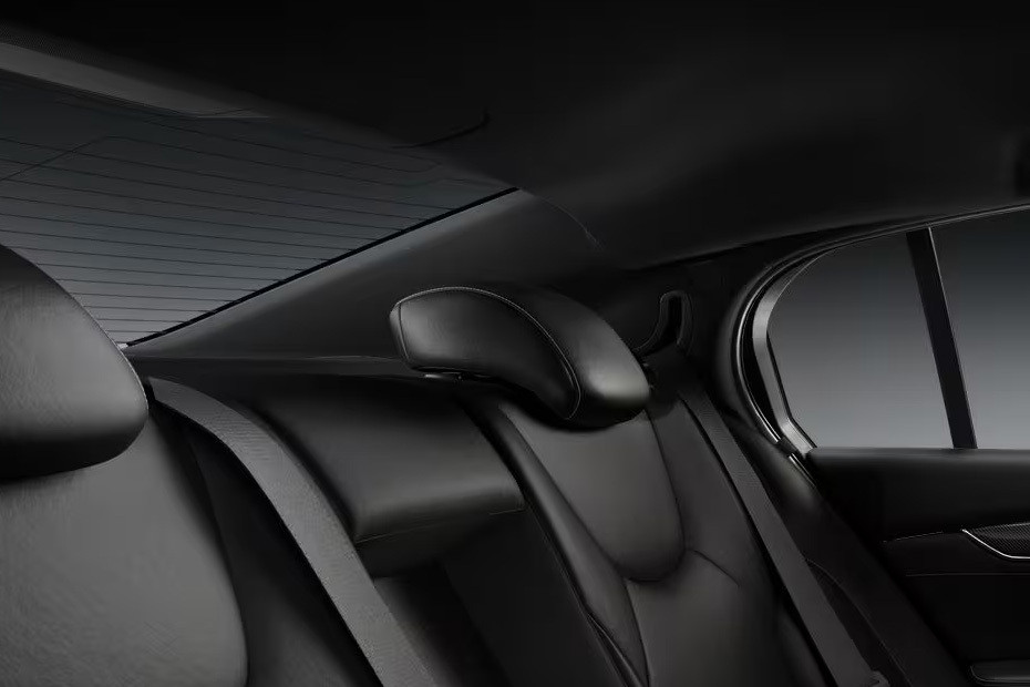 سي تي 5 في Rear Seat Head rest سي تي 5 في Rear Seat Head rest