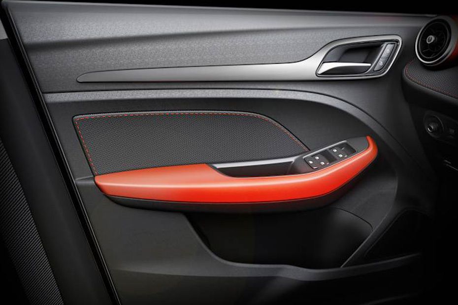 إم جي ZST Drivers Side In Side Door Controls إم جي ZST Drivers Side In Side Door Controls
