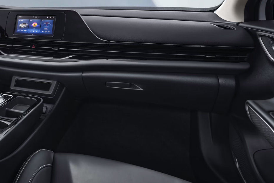 جي أي سي آيون إي إس Glove Box