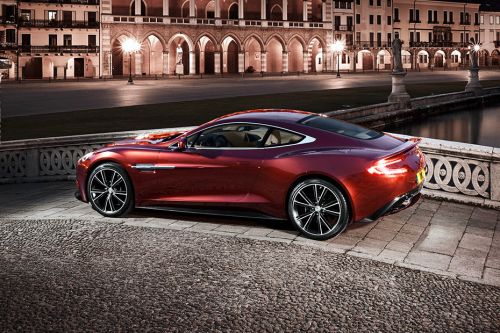 Rear Cross Side View of أستون مارتن Vanquish 2017-2023)