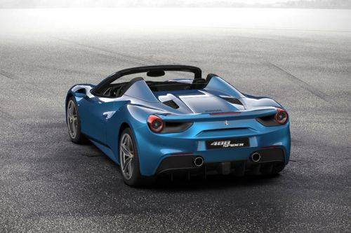 Rear Cross Side View of فيراري 488 Spider