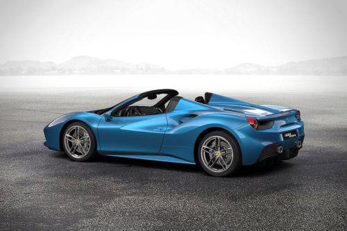 Rear Cross View of فيراري 488 Spider