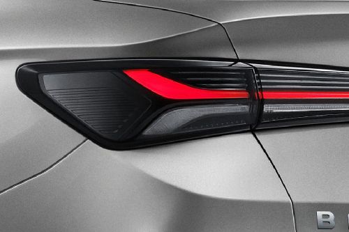 يو 5 بلس Tail light
