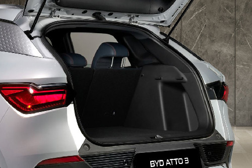 Trunk Open Closer View of أتو 3 Trunk Open Closer View of أتو 3