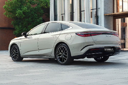 Rear Cross Side View of بي واي دي سيل 7