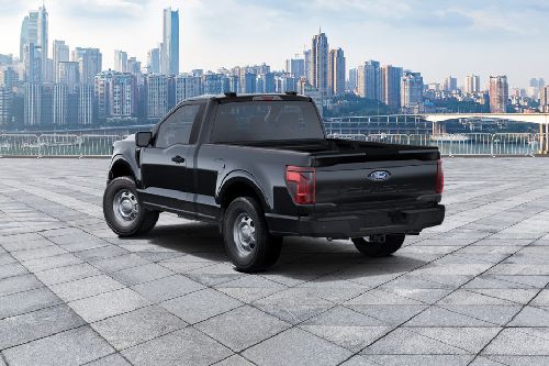Rear Cross Side View of فورد F-150 (2025)