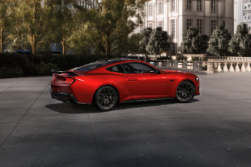 موستانج Rear Medium Side View