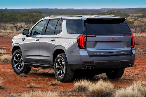 Rear Cross Side View of جي إم سي يوكون  Rear Cross Side View of جي إم سي يوكون