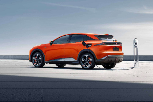 Rear Cross Side View of ديبال إس 07