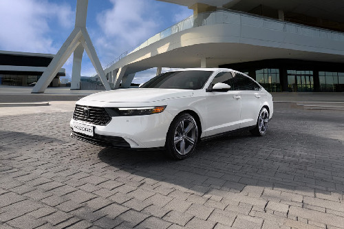 هوندا  أكورد Front angle low view