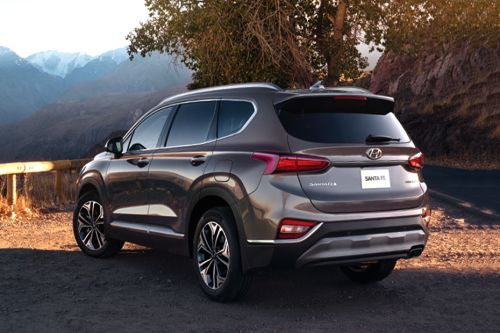 Rear Cross Side View of هيونداي SantaFe (2022-2023)
