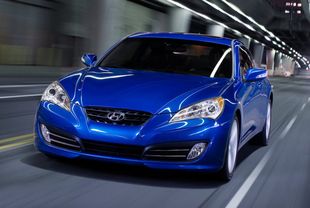 هيونداي Genesis Coupe Front Angle High View