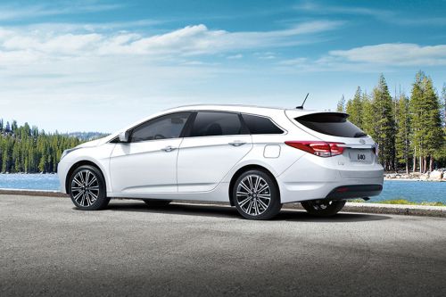 Rear Cross View of هيونداي i40