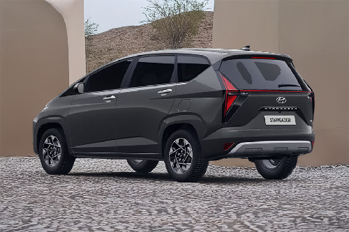 Rear Cross Side View of Hyundai Stargazer