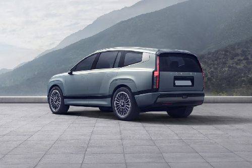 Rear Cross Side View of هيونداي أيونيك 9
