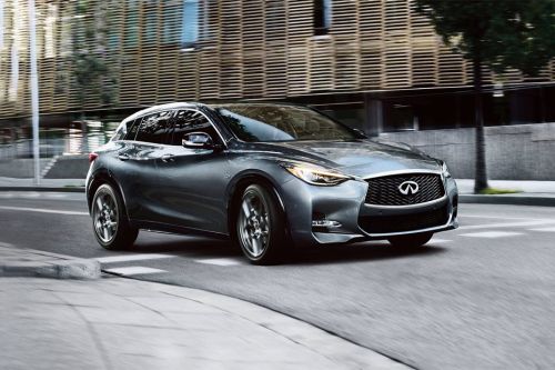انفنتي Q30 Front Cross Side View