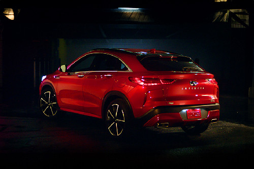 Rear Cross Side View of انفنتي QX55
