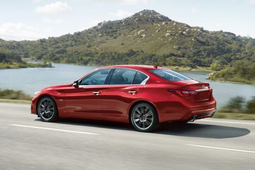 Rear Cross Side View of انفنتي Q50