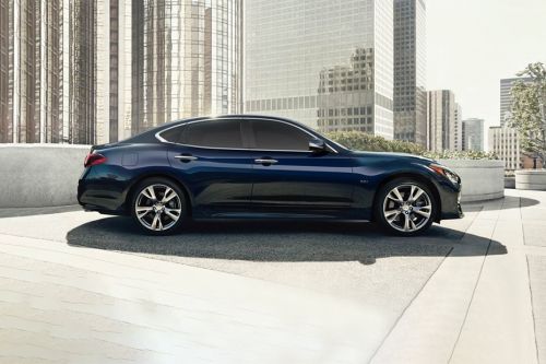 انفنتي Q70 Drivers Sideview