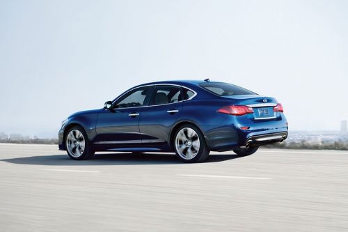 Rear Cross Side View of انفنتي Q70