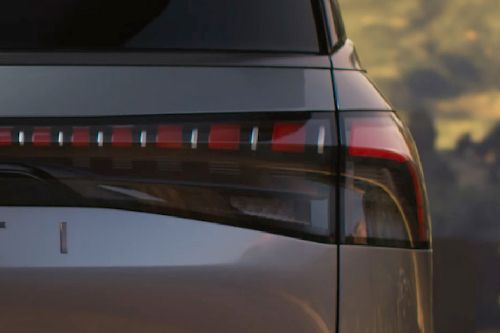 كيو إكس 80  Tail light