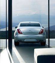 Full Rear View of جاكوار XJ Luxury SWB