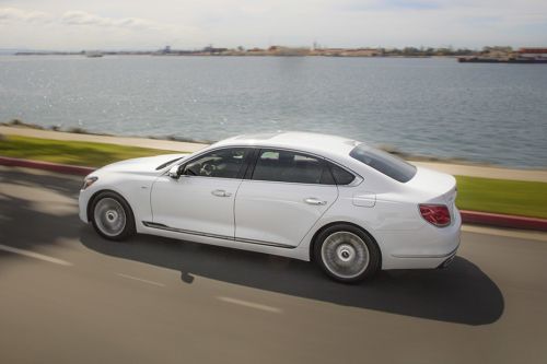 Rear Cross Side View of KIA Quoris 2019