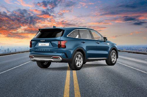 سورينتو هايبرد Rear angle view