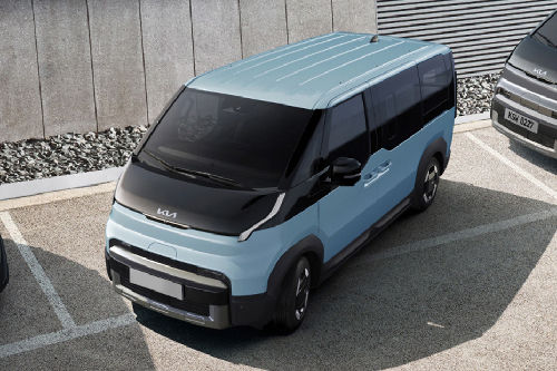 كيا PV5 Front Side View