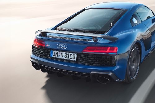 Rear Cross View of أودي R8