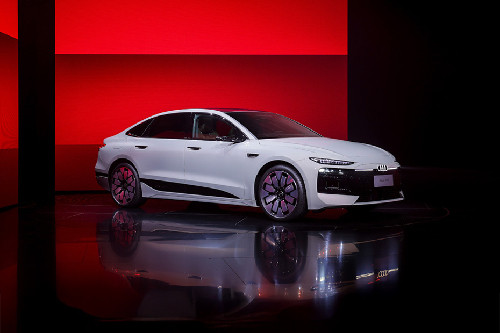 أودي A6L إي-ترون Front Cross Side View