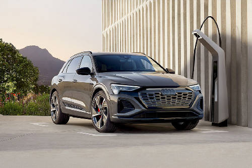 أودي Q8 إي-ترون Front Medium View