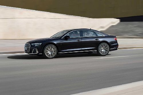أودي A8 Front Side View