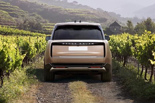 Full Rear View of لاند روفر رينج روفر